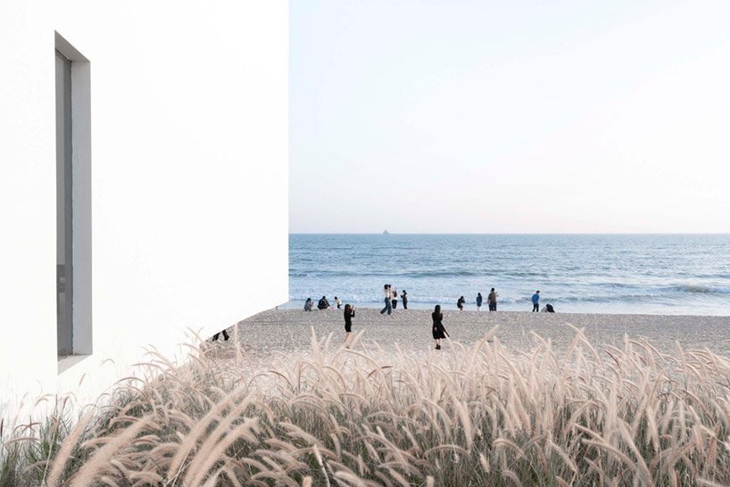 这座由 o -office 设计的教堂就像金亭湾上空漂浮的光柱一样出现