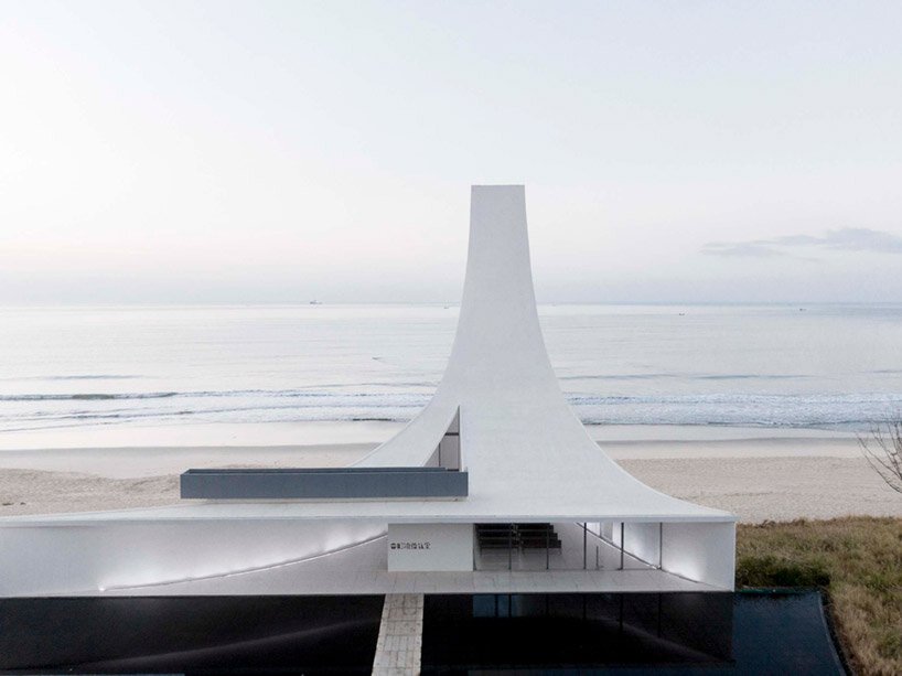 这座由 o -office 设计的教堂就像金亭湾上空漂浮的光柱一样出现