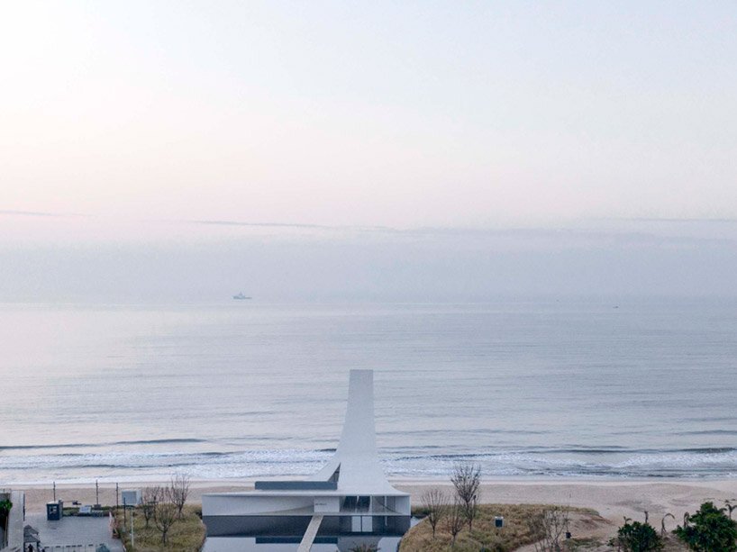 这座由 o -office 设计的教堂就像金亭湾上空漂浮的光柱一样出现