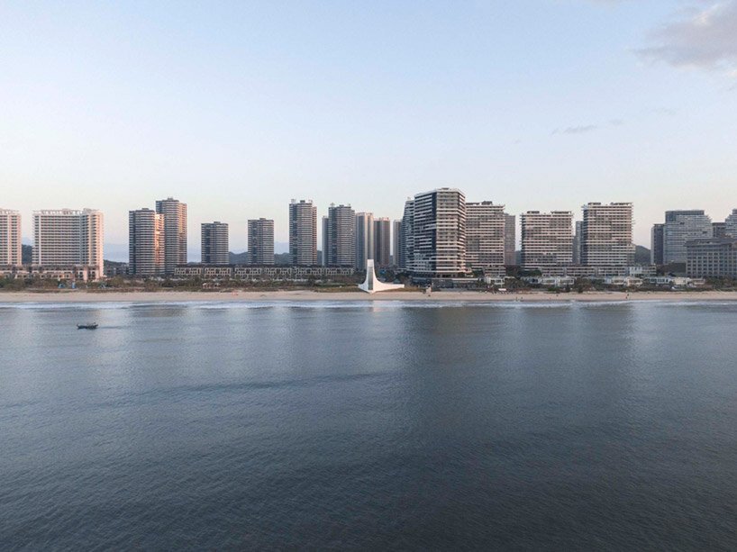 这座由 o -office 设计的教堂就像金亭湾上空漂浮的光柱一样出现