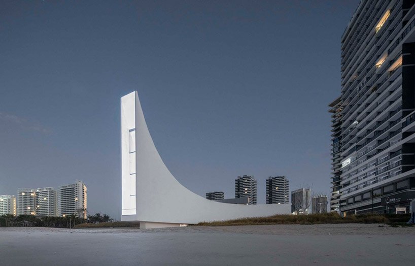 这座由 o -office 设计的教堂就像金亭湾上空漂浮的光柱一样出现