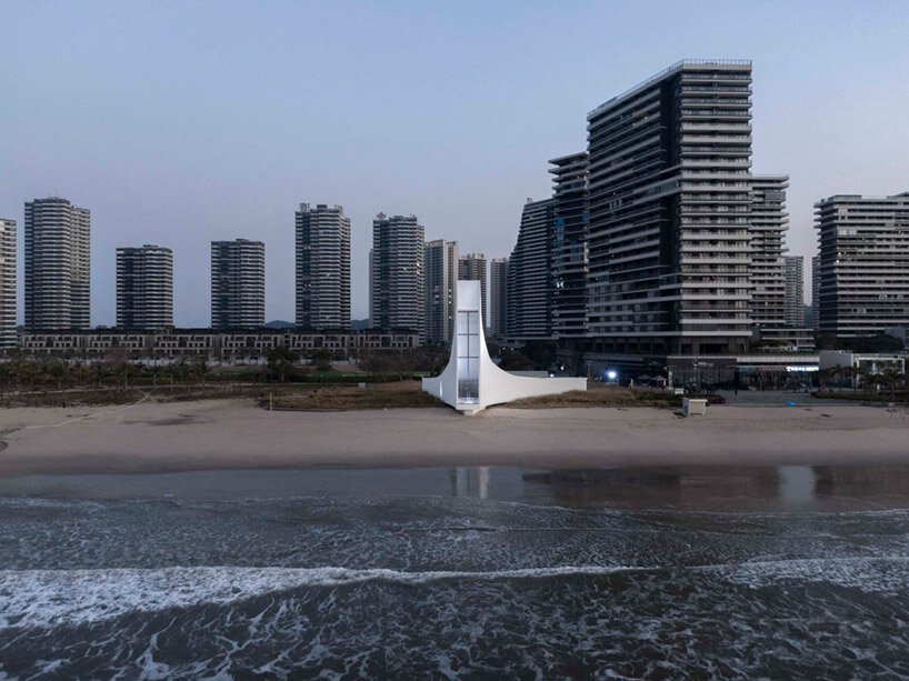 这座由 o -office 设计的教堂就像金亭湾上空漂浮的光柱一样出现