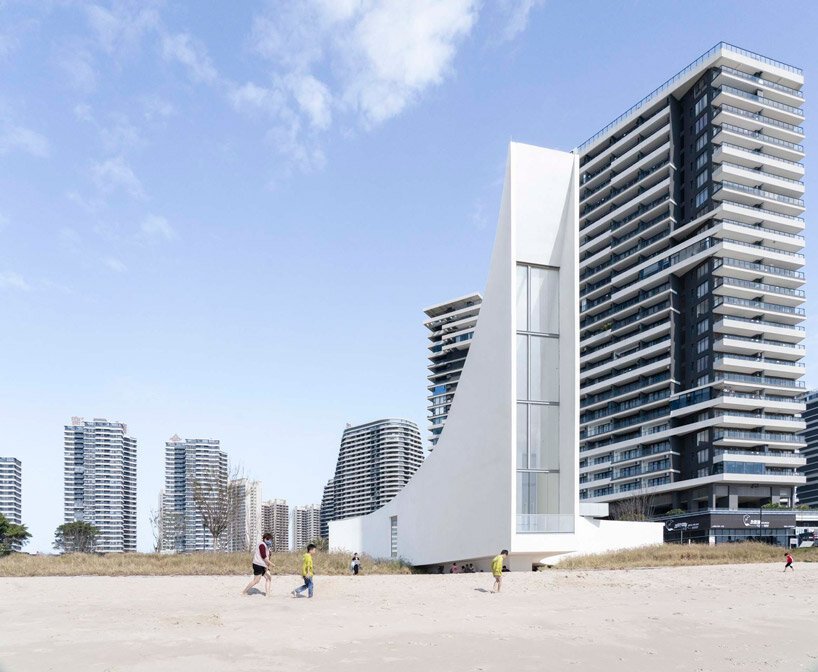 这座由 o -office 设计的教堂就像金亭湾上空漂浮的光柱一样出现