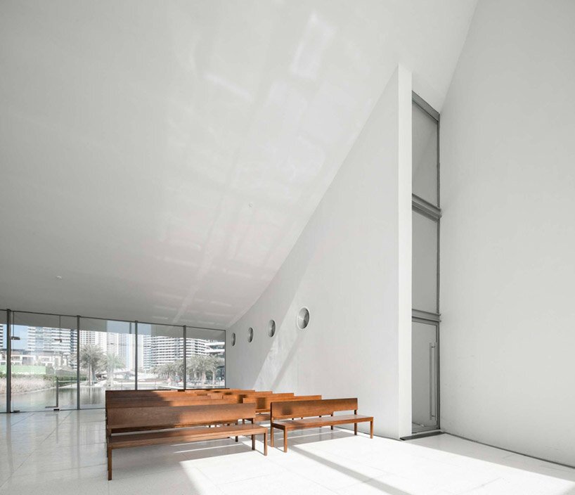 这座由 o -office 设计的教堂就像金亭湾上空漂浮的光柱一样出现