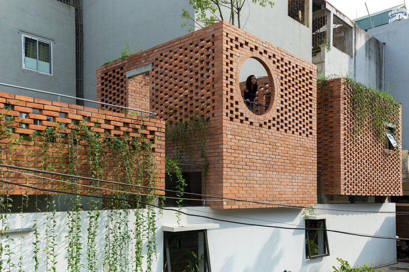ODDO 建筑事务所将圆窗融入河内 VH 住宅的砖砌外墙