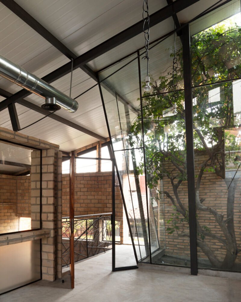 mínimo común arquitectura wraps its nordeste workspace with experimental brickwork