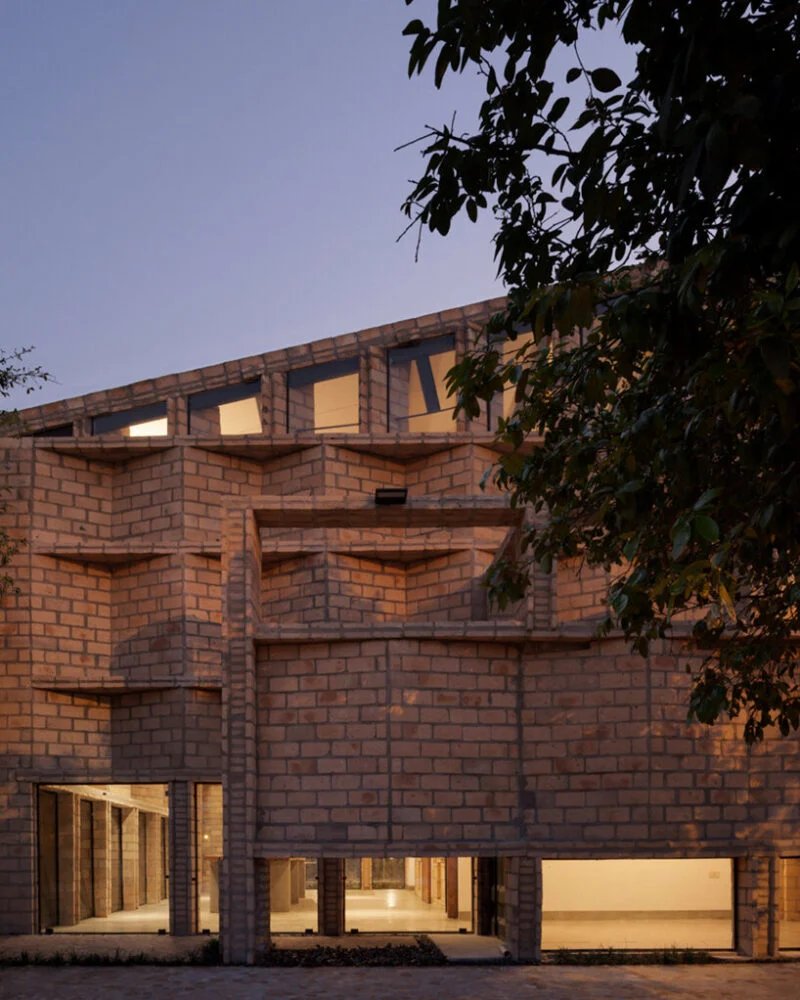 mínimo común arquitectura wraps its nordeste workspace with experimental brickwork