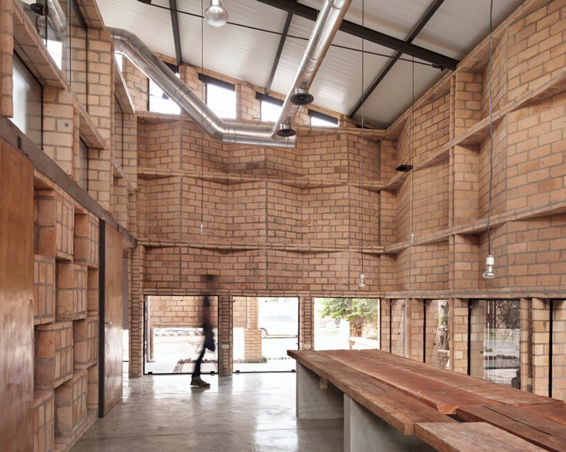 minimo común arquitectura 用实验性砖砌体包裹了其 Nordeste 工作空间 minimo común arquitectura 用实验性砖砌体包裹了其 Nordeste 工作空间