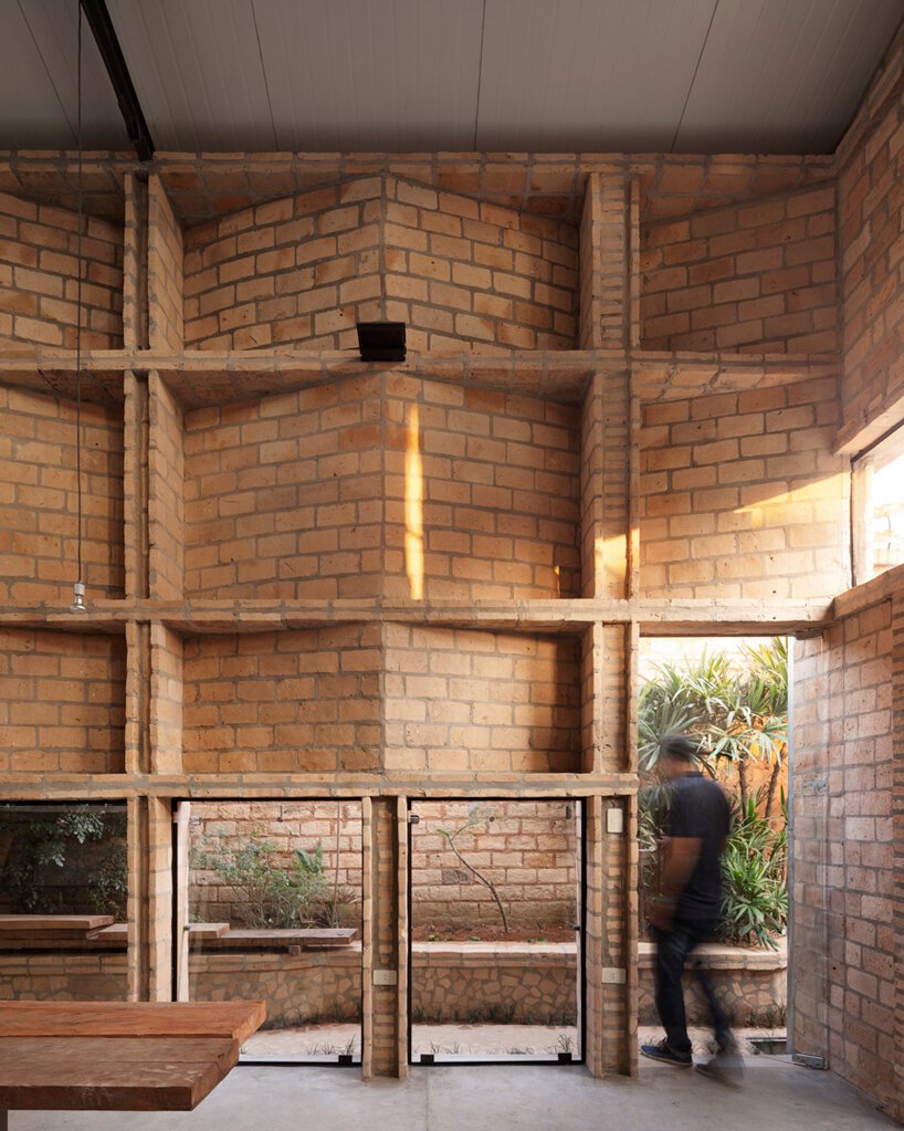 minimo común arquitectura 用实验性砖砌体包裹了其 Nordeste 工作空间 minimo común arquitectura 用实验性砖砌体包裹了其 Nordeste 工作空间