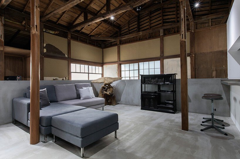 半埋在砂浆堆中的日本老房子在近藤尚志的翻修中浮现出来