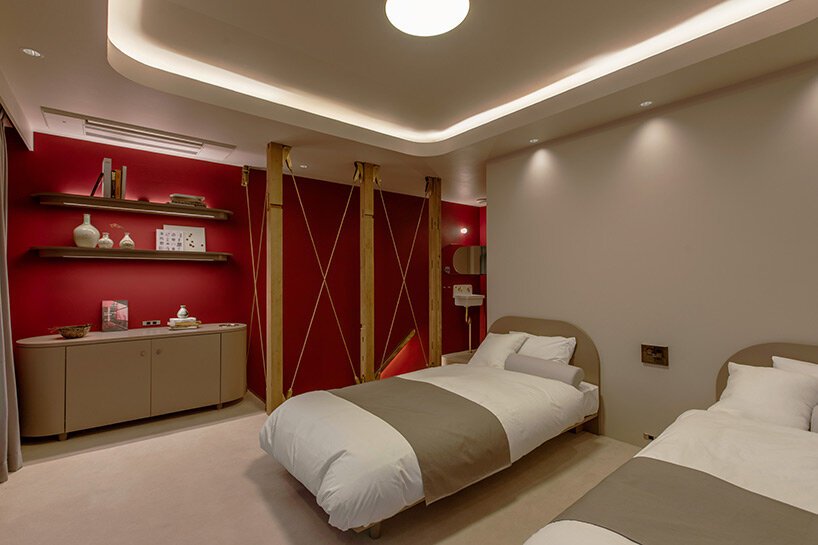 半埋在砂浆堆中的日本老房子在近藤尚志的翻修中浮现出来