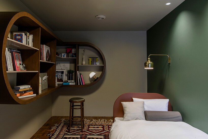 半埋在砂浆堆中的日本老房子在近藤尚志的翻修中浮现出来