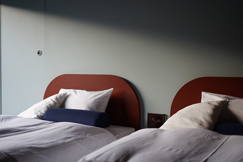 半埋在砂浆堆中的日本老房子在近藤尚志的翻修中浮现出来