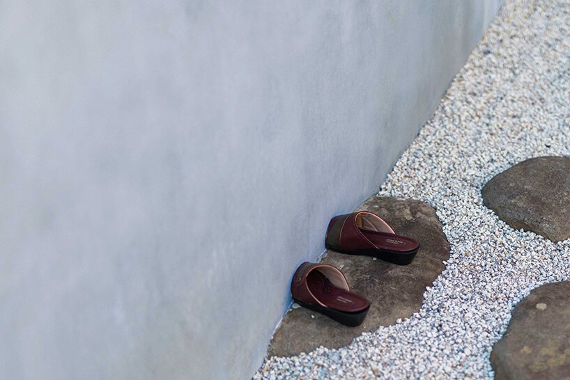 半埋在砂浆堆中的日本老房子在近藤尚志的翻修中浮现出来