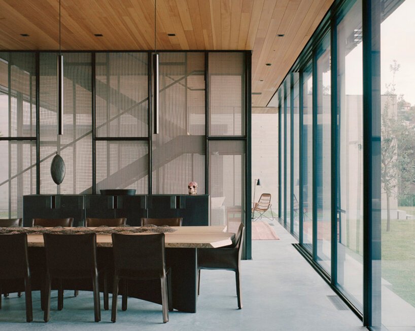 olson kundig bilgola 海滨别墅可以通过折叠百叶窗的正面进行改造