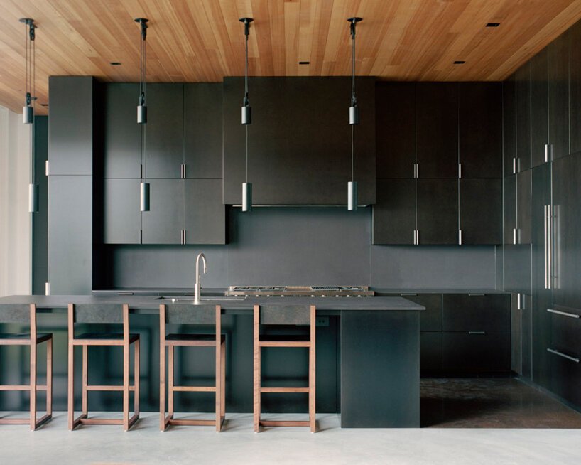 olson kundig bilgola 海滨别墅可以通过折叠百叶窗的正面进行改造