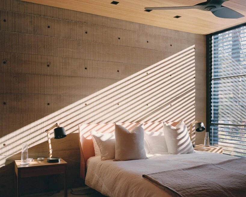 olson kundig bilgola 海滨别墅可以通过折叠百叶窗的正面进行改造