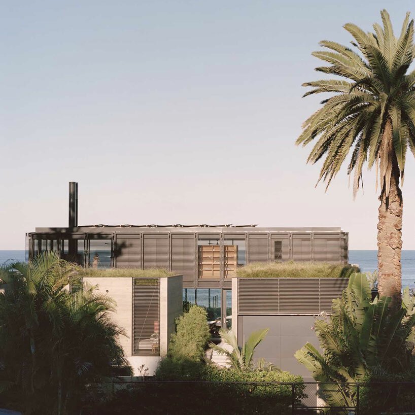 olson kundig bilgola 海滨别墅可以通过折叠百叶窗的正面进行改造