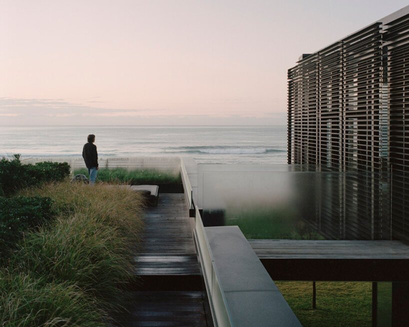 olson kundig bilgola 海滨别墅可以通过折叠百叶窗的正面进行改造