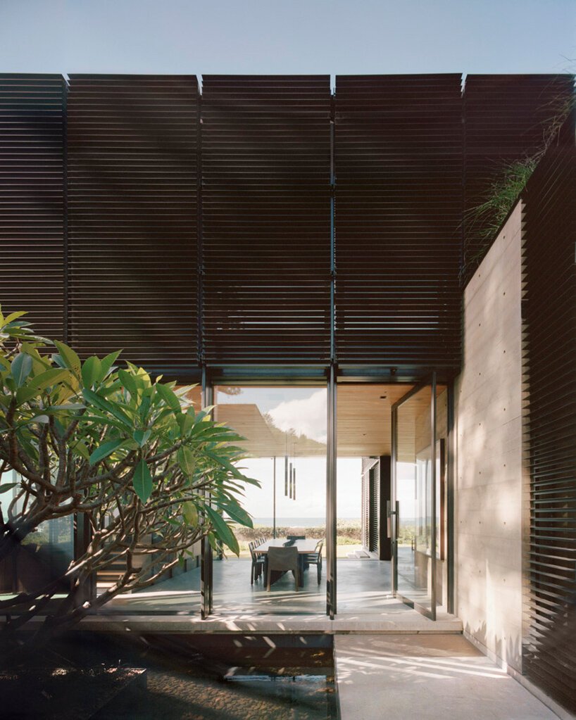 olson kundig bilgola 海滨别墅可以通过折叠百叶窗的正面进行改造