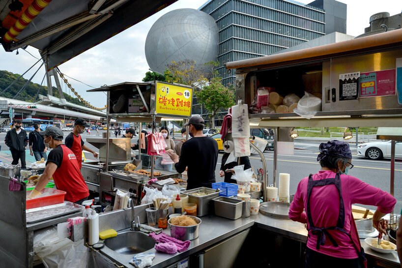 OMA 完成了台北演艺中心的三卷“插入式”建筑