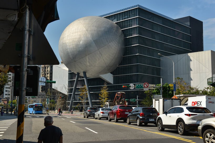 OMA 完成了台北演艺中心的三卷“插入式”建筑