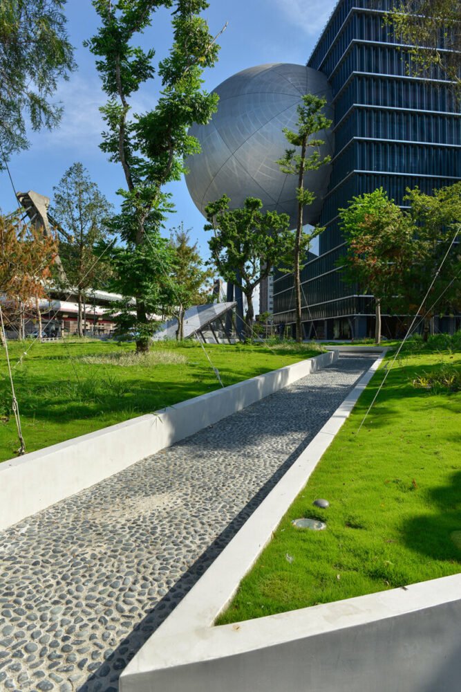 OMA 完成了台北演艺中心的三卷“插入式”建筑