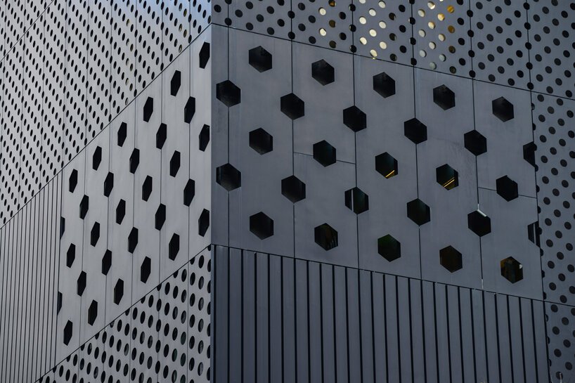 OMA 完成了台北演艺中心的三卷“插入式”建筑