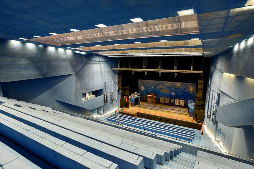 OMA 完成了台北演艺中心的三卷“插入式”建筑