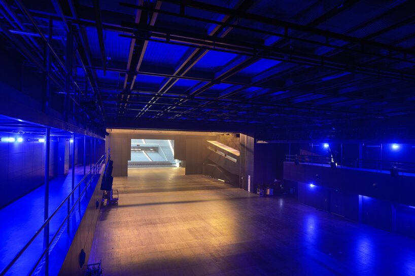 OMA 完成了台北演艺中心的三卷“插入式”建筑