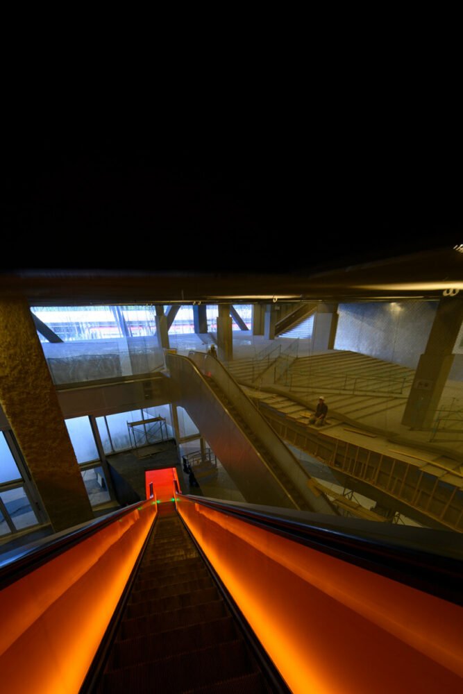 OMA 完成了台北演艺中心的三卷“插入式”建筑