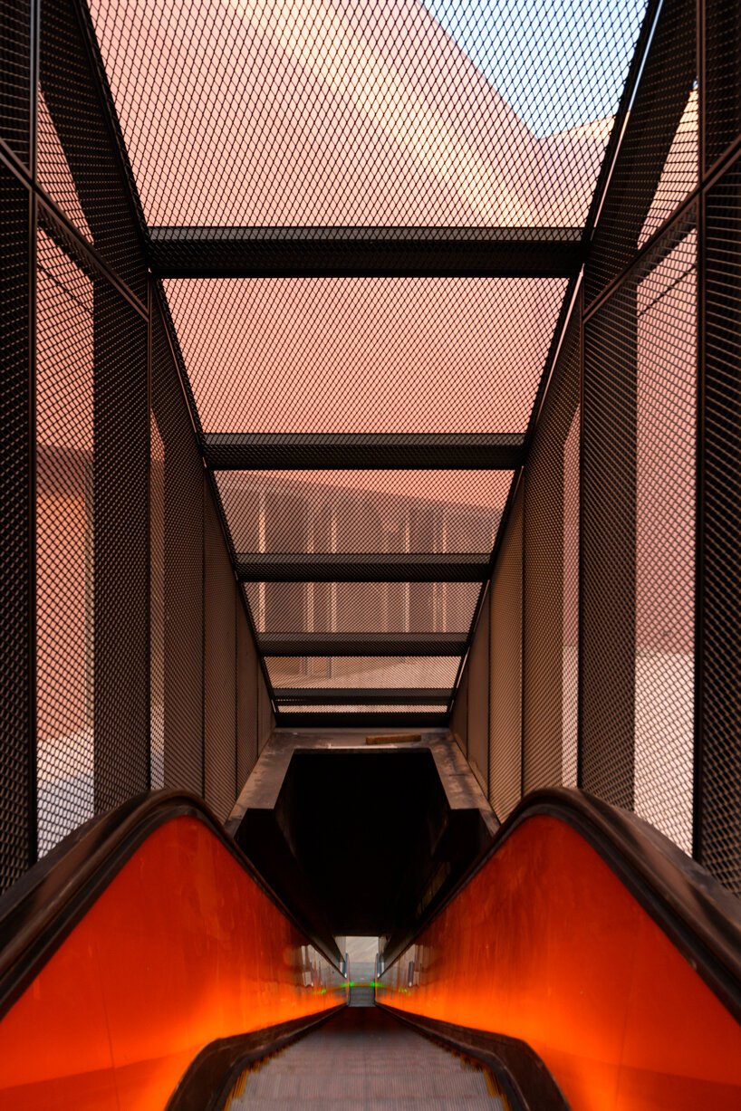 OMA 完成了台北演艺中心的三卷“插入式”建筑