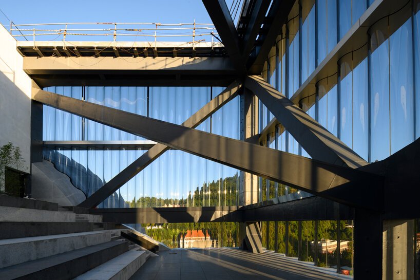 OMA 完成了台北演艺中心的三卷“插入式”建筑