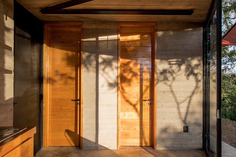 omar lópez bautista 坐落在墨西哥高地的 29 平方米黑色混凝土小屋