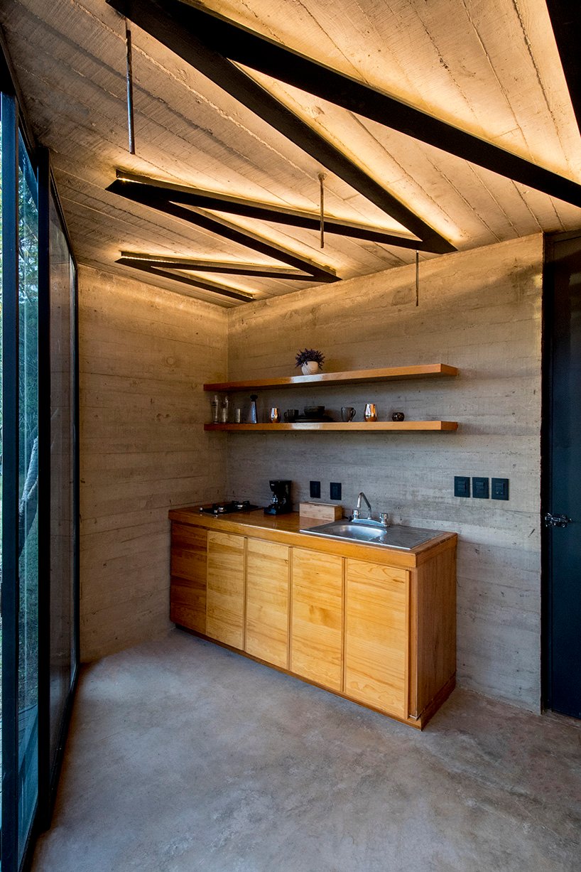 omar lópez bautista 坐落在墨西哥高地的 29 平方米黑色混凝土小屋