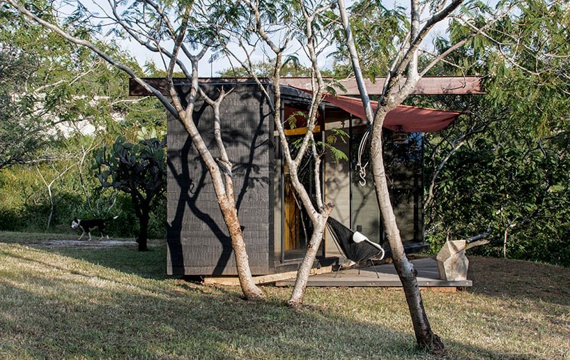 omar lópez bautista 坐落在墨西哥高地的 29 平方米黑色混凝土小屋