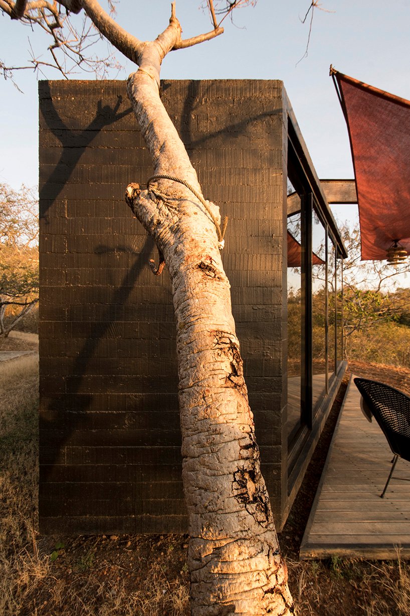 omar lópez bautista 坐落在墨西哥高地的 29 平方米黑色混凝土小屋