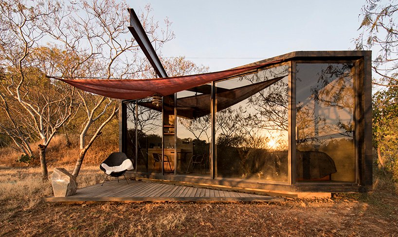 omar lópez bautista 坐落在墨西哥高地的 29 平方米黑色混凝土小屋