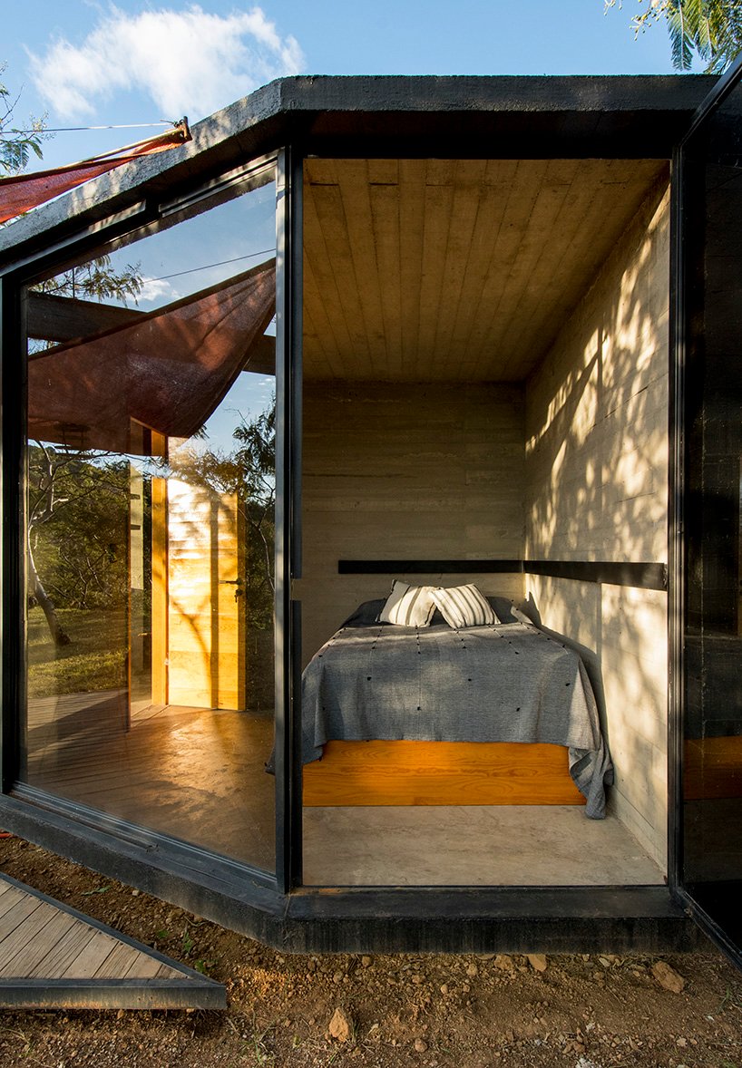 omar lópez bautista 坐落在墨西哥高地的 29 平方米黑色混凝土小屋