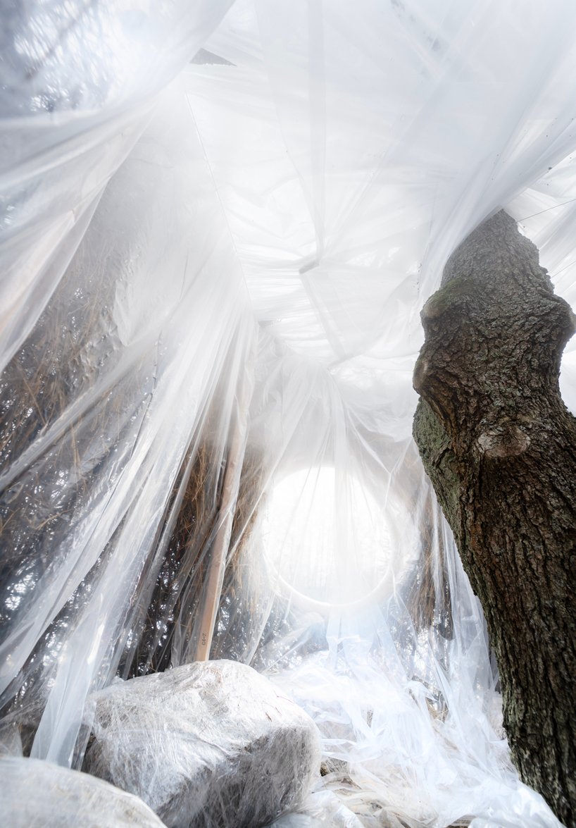 坐落在一棵桤木树下的桑拿浴室为 UMA + antti laitinen 的循环艺术系列画上了圆满的句号