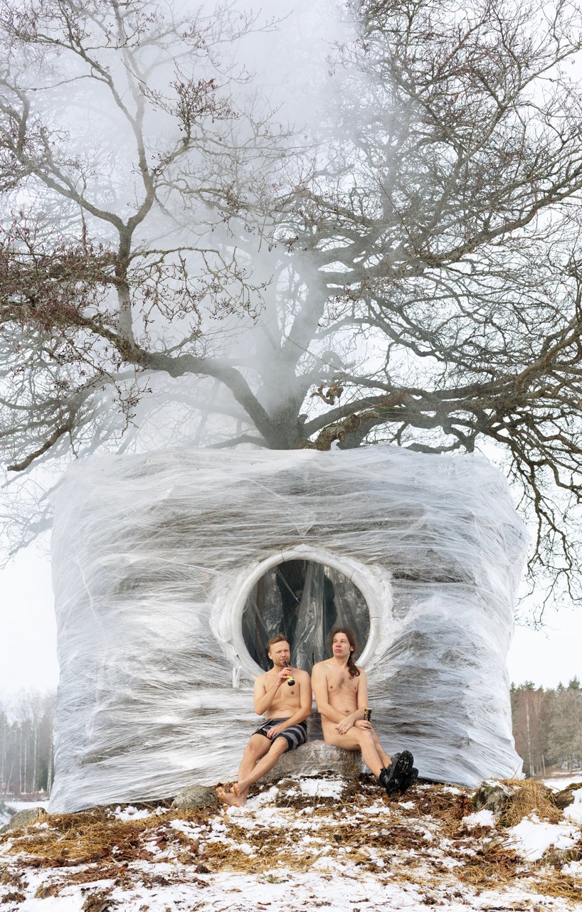 坐落在一棵桤木树下的桑拿浴室为 UMA + antti laitinen 的循环艺术系列画上了圆满的句号