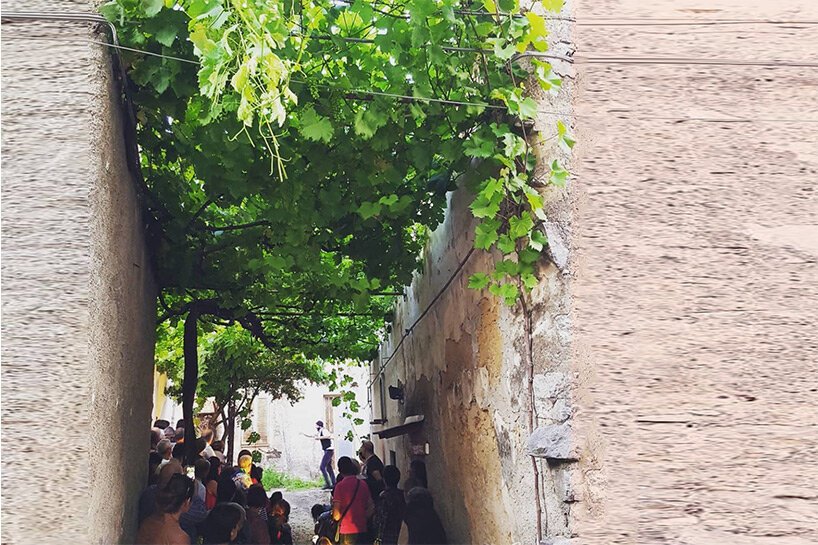 凉棚村,由 Costantino Nivola 种植的 Orani 葡萄藤和社区意识 凉棚村,由 Costantino Nivola 种植的 Orani 葡萄藤和社区意识