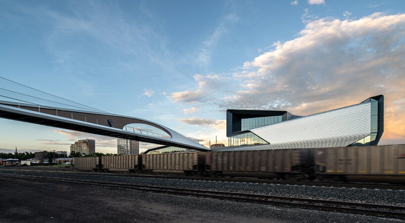 迪勒·斯科菲迪奥 + 伦弗罗设计的流畅的“公园联合桥”面朝科罗拉多落基山脉