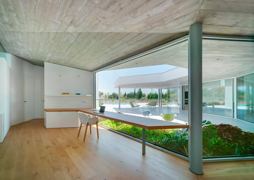 jaime sepulcre arquitecturas 将西班牙房屋布置在一个私密的开放式庭院周围 jaime sepulcre arquitecturas 将西班牙房屋布置在一个私密的开放式庭院周围