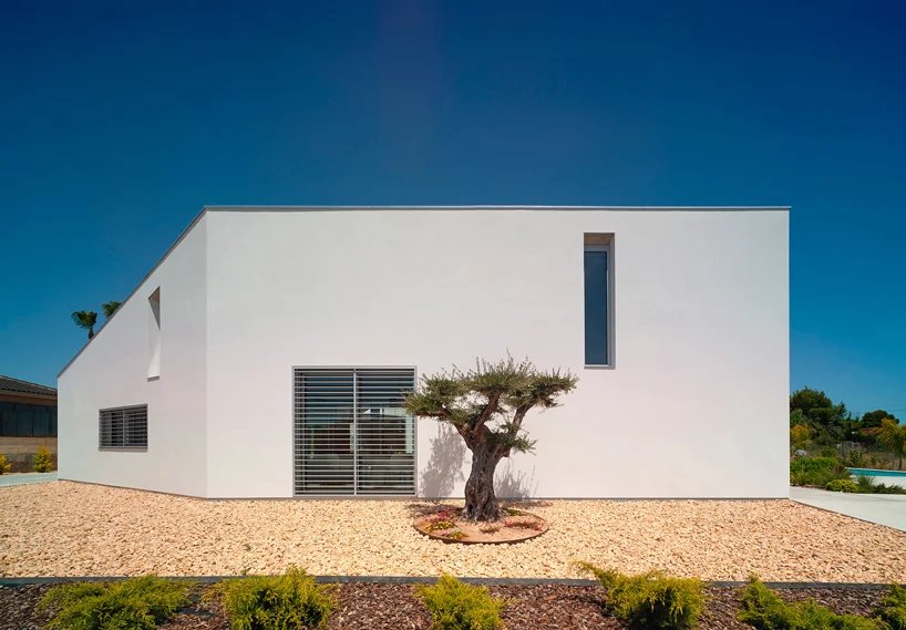 jaime sepulcre arquitecturas 将西班牙房屋布置在一个私密的开放式庭院周围 jaime sepulcre arquitecturas 将西班牙房屋布置在一个私密的开放式庭院周围