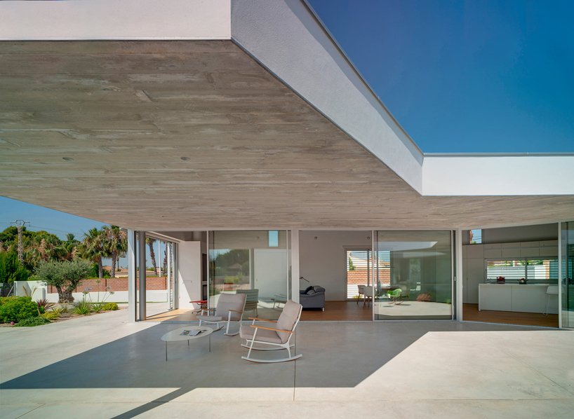 jaime sepulcre arquitecturas 将西班牙房屋布置在一个私密的开放式庭院周围 jaime sepulcre arquitecturas 将西班牙房屋布置在一个私密的开放式庭院周围