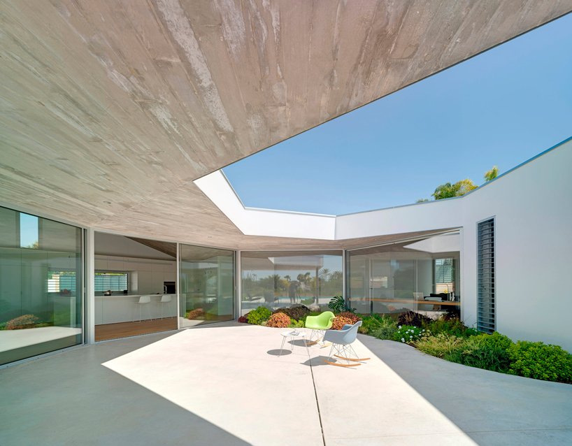 jaime sepulcre arquitecturas 将西班牙房屋布置在一个私密的开放式庭院周围 jaime sepulcre arquitecturas 将西班牙房屋布置在一个私密的开放式庭院周围