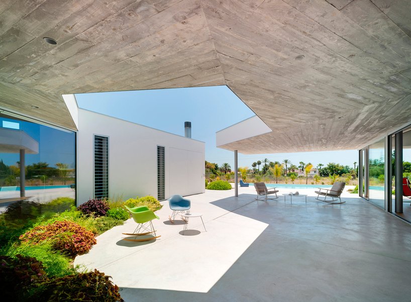 jaime sepulcre arquitecturas 将西班牙房屋布置在一个私密的开放式庭院周围 jaime sepulcre arquitecturas 将西班牙房屋布置在一个私密的开放式庭院周围