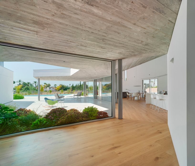 jaime sepulcre arquitecturas 将西班牙房屋布置在一个私密的开放式庭院周围 jaime sepulcre arquitecturas 将西班牙房屋布置在一个私密的开放式庭院周围