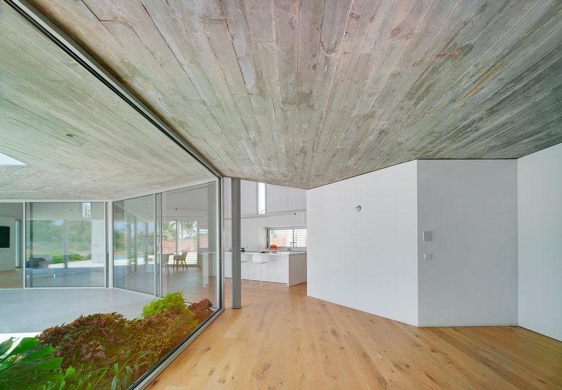 jaime sepulcre arquitecturas 将西班牙房屋布置在一个私密的开放式庭院周围 jaime sepulcre arquitecturas 将西班牙房屋布置在一个私密的开放式庭院周围